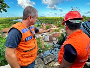 Defesa Civil de Maceió vistoria residências em Coqueiro Seco, após fortes chuvas