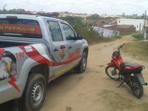 Homem com moto roubada foge da polícia e abandona veiculo