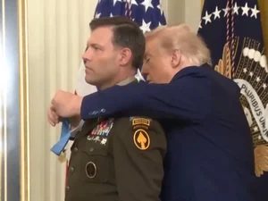 Trump se atrapalha ao colocar medalha em veterano de guerra dos EUA