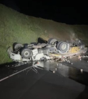 Caminhão vira na BR-416 e motorista morre no município de Colônia Leopoldina