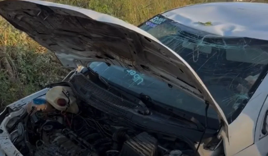 Carro capota e motorista fica ferido ao voltar de Festival em Água Branca