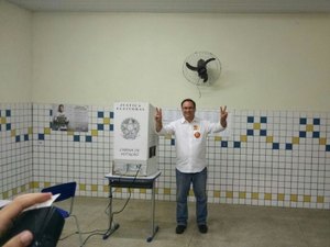 Luciano Barbosa vota em Arapiraca e demonstra confiança na vitória