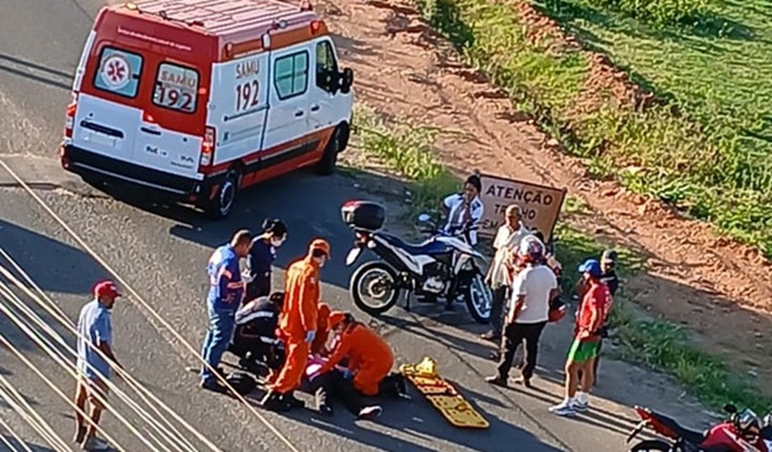 Mulher fica ferida em acidente de moto na AL-115, em Palmeira dos Índios