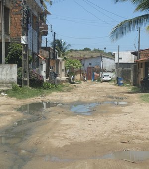 Moradores e comerciantes de Barra Grande, em Maragogi, denunciam empresa por emissão de esgoto