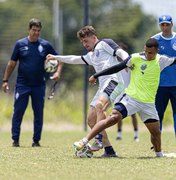 CSA treina para enfrentar o Uberlândia e continua com desfalques na zaga