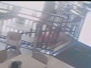 [Vídeo] Homem é preso por agredir companheira e ameaçar funcionária de restaurante em Maceió