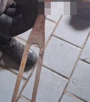 Homem é encontrado morto com perfurações provavelmente feitas por com um garfo de churrasco
