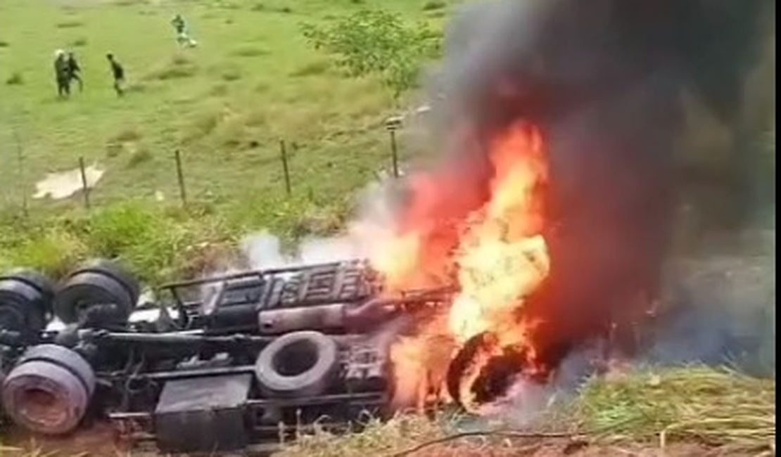 Caminhão pega fogo após tombar em ribanceira na zona rural de São Miguel dos Campos