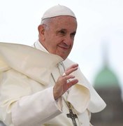 Papa Francisco doa 40 mil crucifixos para fiéis