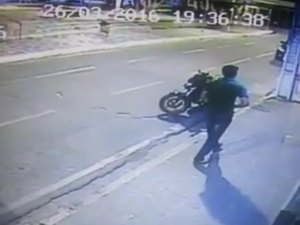 Câmeras de segurança de estabelecimento flagram roubo a moto no centro de Arapiraca