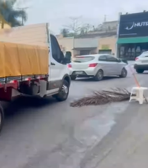 Óleo diesel na pista provoca acidentes próximo ao Mercado do Artesanato de Arapiraca