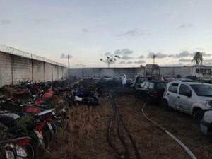 Incêndio atinge pátio de veículos em Rio Largo e destrói mais de 100 motocicletas