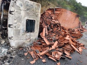 Sem freios, motorista perde controle, carreta tomba e incendeia