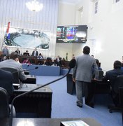 Deputados derrubam veto ao projeto que reajusta auxílios do governador e vice