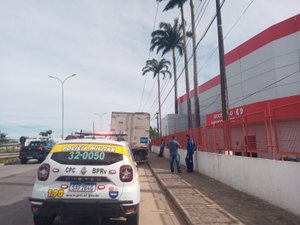 Colisão traseira entre caminhão e carro de passeio é registrada em Arapiraca