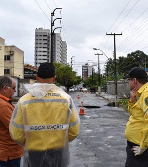 [Vídeo] Moradores do Pinheiro registram crateras em rua e SMTT realiza interdição