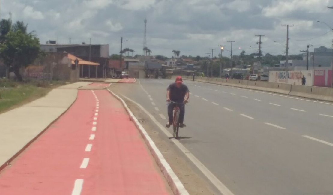 [Vídeo] Ciclistas cobram reparos em ciclovia da AL 110 e se arriscam na rodovia