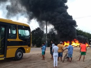 Populares bloqueiam rodovia e acusam PM de colidir de propósito com motociclista