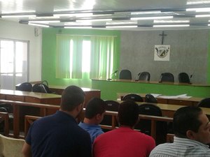 Vereadores evitam enfrentar secretária de educação