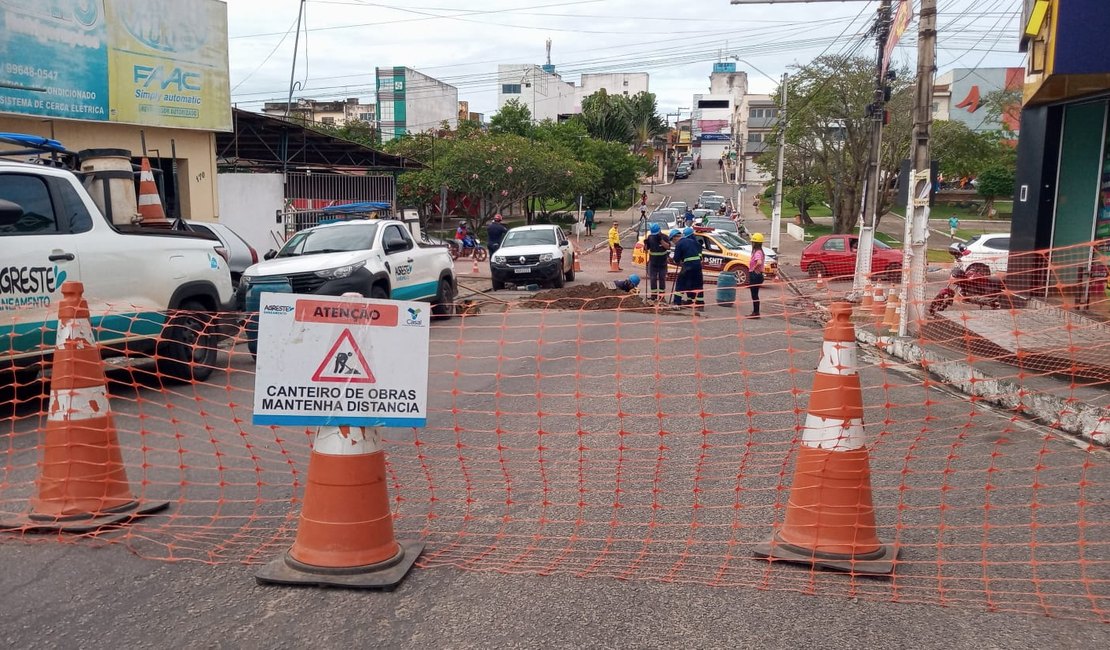 Trecho da rua Delmiro Gouveia em Arapiraca é interditado por obras da Casal