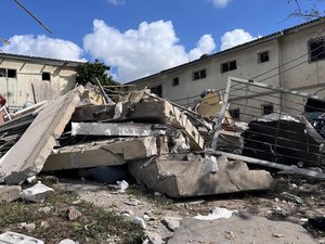 Defesa Civil evacua 20 apartamentos após prédio desabar por explosão, em Maceió