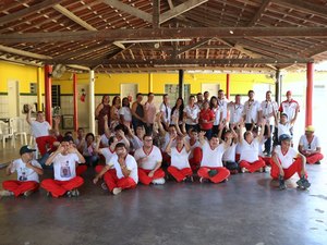 Alunos da Pestalozzi recebem cestas básicas e emocionam doadores