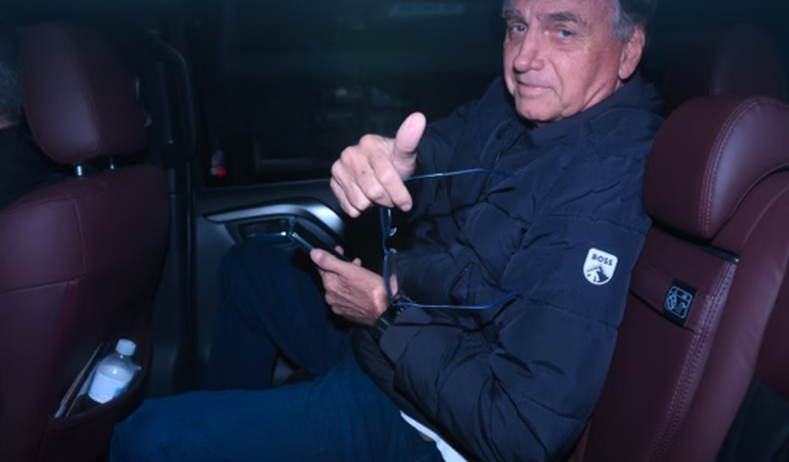 “Não está claro o que posso ou não falar”, diz Bolsonaro em visita à sede do PL
