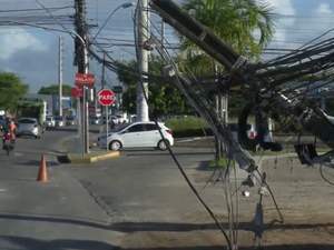 Carro colide com poste e deixa trânsito lento na Avenida Menino Marcelo
