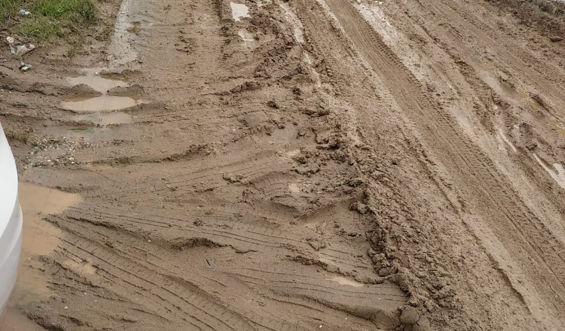 [Vídeo] Buracos e lama: moradores do bairro Guaribas apelam por pavimentação