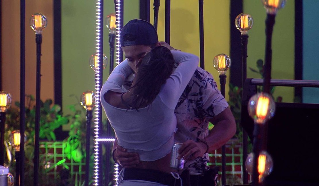 Karol Conká e Arcrebiano trocam beijos no final da Festa do Líder