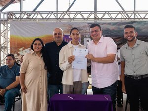 Prefeito de Rio Largo  realiza pagamento retroativo de reajuste salarial e empossa mais de 60 servidores da educação