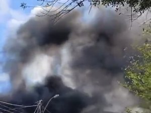 Incêndio de grandes proporções atinge galpão de recicláveis na Cidade Universitária