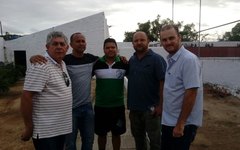 Técnico Jaelson Marcelino ao lado de dirigentes e representantes da cidade de Capela