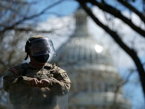 Acessos ao Capitólio são fechados; motorista joga carro contra polícia