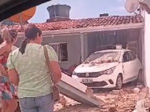 Motorista dá ré ao sair de casa e acaba invadindo muro da residência vizinha