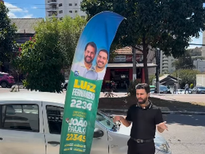 Comerciante viraliza nas redes ao retirar propaganda eleitoral em frente à sua barbearia