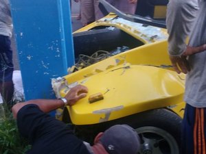 Colisão de Buggy com poste deixa condutor preso às ferragens e mais três feridos