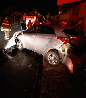 Carro colide em poste e deixa moradores sem energia elétrica no Feitosa