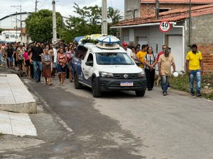 Comoção marca despedida de pai e filho sepultados em Delmiro Gouveia