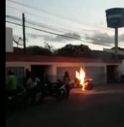 [Vídeo] Moto pega fogo e assusta moradores em Arapiraca