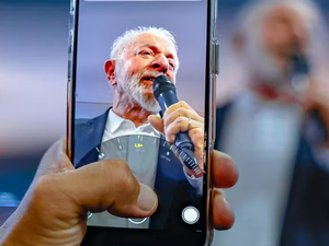 Lula critica excesso de mensagens e uso constante das redes socias