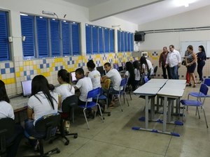 Luciano Barbosa entrega laboratórios de informática em escolas de Arapiraca
