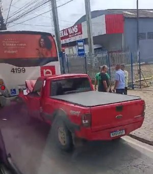 [vídeo] Carro bate em traseira de ônibus no Jardim Petrópolis