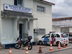 Mulher foge de delegacia após ser presa suspeita de esfaquear companheira