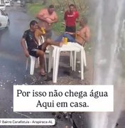 Moradores brincam com vazamento em meio à crise d’água em Arapiraca