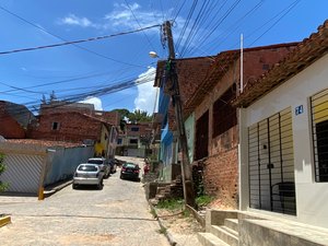 Poste inclinado traz risco à população no Conjunto Evangélico em Maragogi