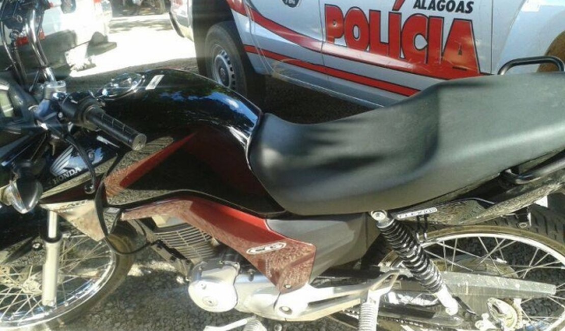 Polícia prende jovem e apreende menor com moto roubada