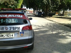 Família é mantida refém enquanto criminosos fazem arrastão em residência