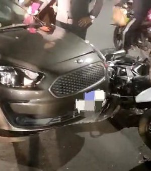 [Vídeo] Acidente entre carro e moto deixa dois feridos no Jacintinho