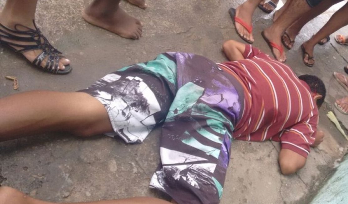 Jovem é alvo de tiros na 'Rua do Cabaré' em São Miguel dos Campos